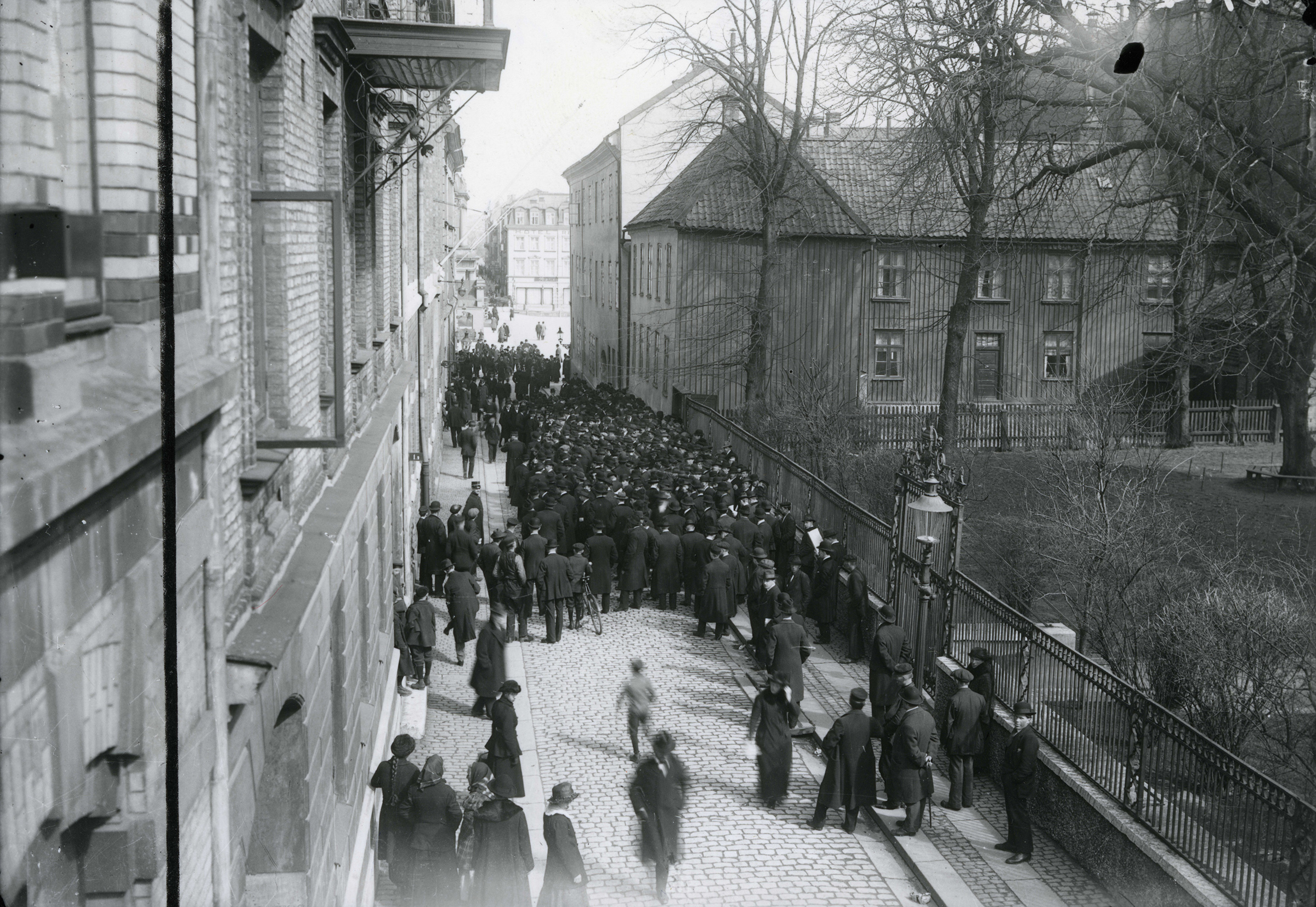 Människor demonstrerar utmed Köpmansgatan i april 1917.