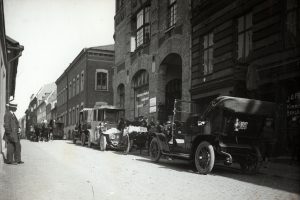 Bilar står parkerade utmed Postgatan år 1914.