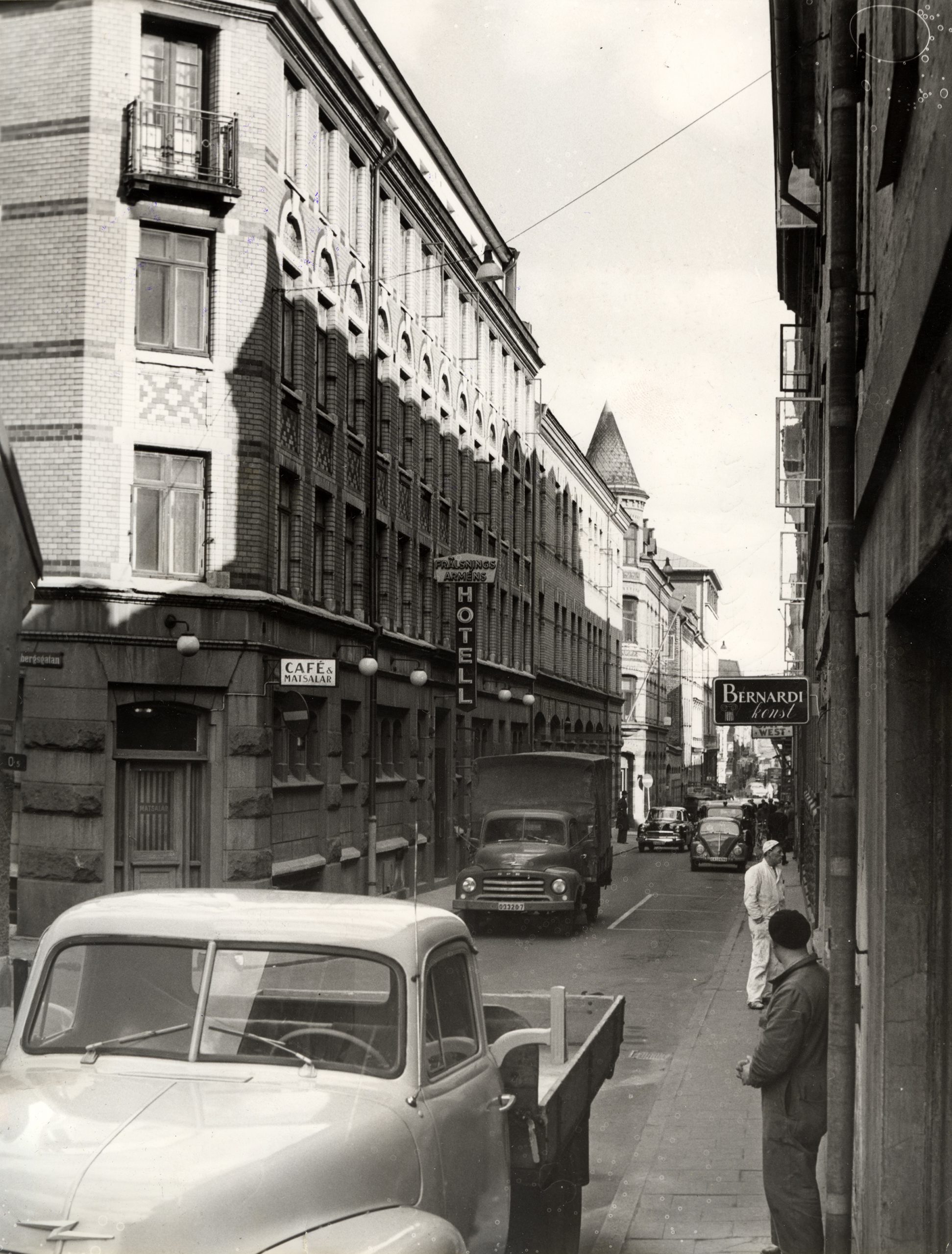 Bilar och människor utmed Postgatan i mars 1960.