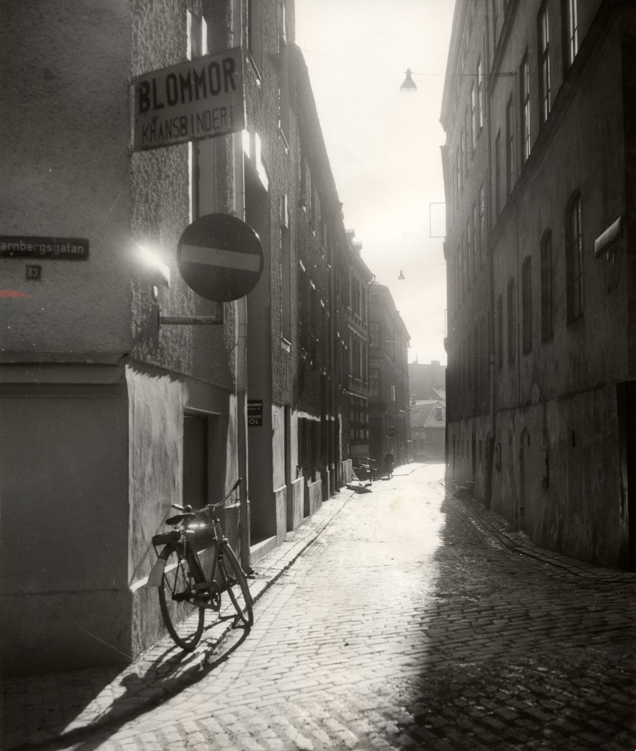 Cykel står parkerad mot en husvägg på Nedre Kvarnbergsgatan år 1958.