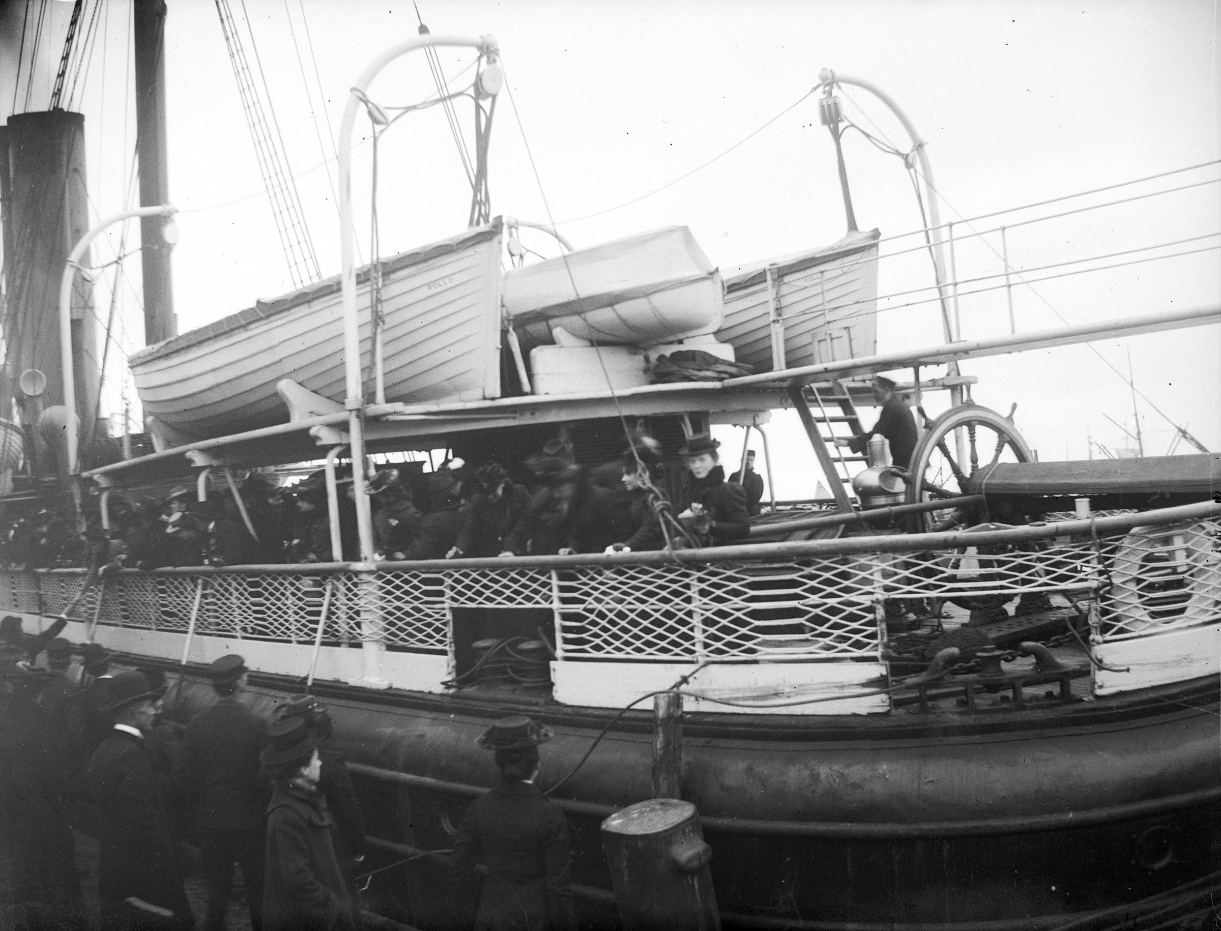 Emigrantångaren Rollo lämnar Packhuskajen fylld med passagerare år 1902.